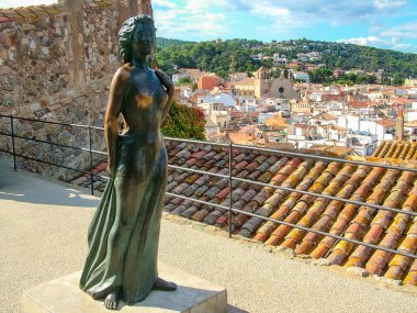 Tossa de Mar, Katalonya, İspanya - 8 Ekim 2013: Ava Gardner 'ın heykeli şehrin bir sembolüdür. Hollywood aktrisi burada filmde oynadı ve sonra burada yaşamaya devam etti..
