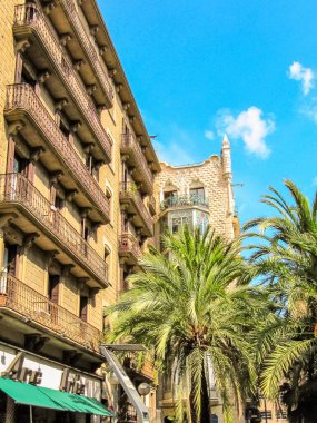 Barcelona, İspanya - 28 Eylül 2015: En kalabalık Eixample ilçesinin çeşitli mimarisi