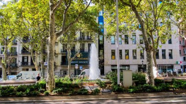 Barcelona, İspanya - 28 Eylül 2015: En kalabalık Eixample ilçesinin çeşitli mimarisi