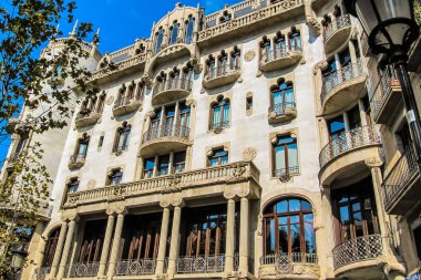 Barcelona, İspanya - 28 Eylül 2015: En kalabalık Eixample ilçesinin çeşitli mimarisi