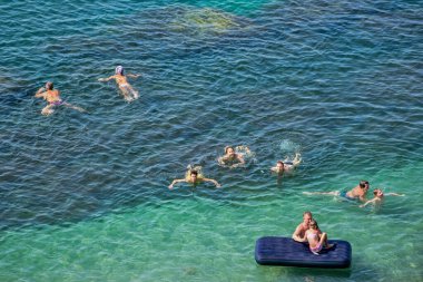 Sudak, Kırım Cumhuriyeti - 3 Eylül 2018: Karadeniz 'de insanlar yüzüyor. Suyun çok renkli tonları