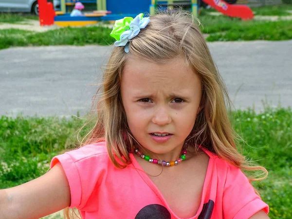 Menina Com Uma Flor Cabelo Cor Linho Parque Cidade Olhar — Fotografia de Stock