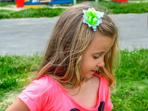 Menina Com Uma Flor Cabelo Cor Linho Parque Cidade Olhar — Fotografia de Stock