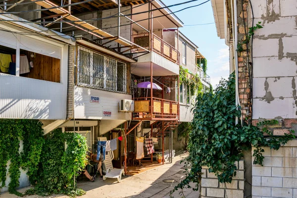 Koktebel, Kırım Cumhuriyeti - 9 Eylül 2018: tatil köyündeki eski sokak. Mütevazı özel otel