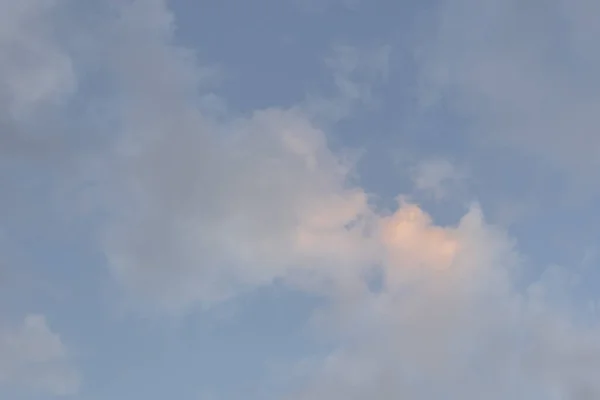 Nubes Rosadas Los Rayos Del Sol Poniente Del Cielo Nocturno —  Fotos de Stock