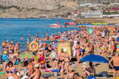 Sudak, Kırım Cumhuriyeti - 11 Eylül 2020: şehir plajında. Çok sayıda tatilci.