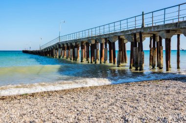 Sahilde ve rıhtımda uzanan ayaklıklar denize doğru uzanıyor.