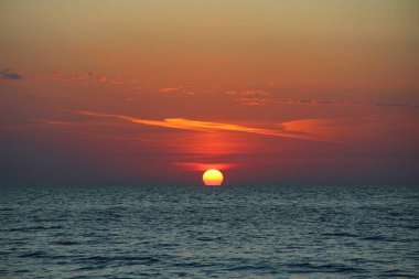 Gün batımında Karadeniz'in güzel manzara. Abhazya.