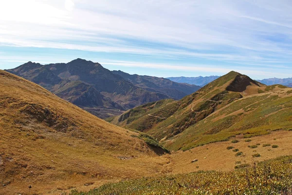 Sarı Sonbahar Tepeler Dağlar Ile Panorama Yedi Göller Abhazya Cumhuriyeti — Stok fotoğraf