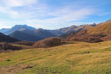 Sarı sonbahar tepeler ve dağlar ile Panorama. Yedi Göller, Abhazya Cumhuriyeti vadisinde fotoğraf çekildi.