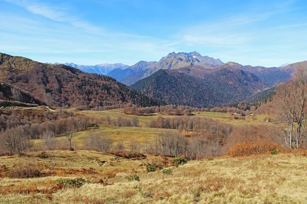 Sarı Sonbahar Tepeler Dağlar Ile Panorama Yedi Göller Abhazya Cumhuriyeti — Stok fotoğraf