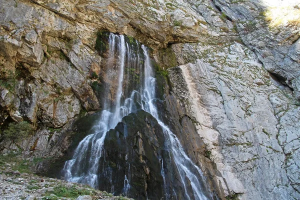 Bella Cascata Gegsky Che Scorre Dalla Scogliera Nelle Montagne Del — Foto Stock