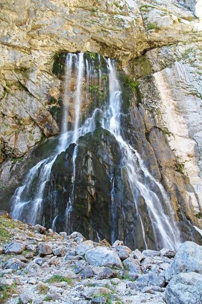 Piękny Wodospad Gegsky Płynące Urwiska Górach Kaukazu Jesienny Dzień Abchazja — Zdjęcie stockowe