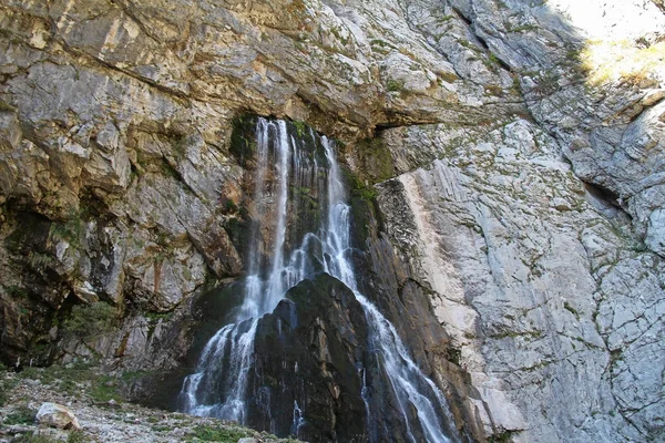 Bela Cachoeira Gegsky Fluindo Penhasco Nas Montanhas Cáucaso Dia Outono — Fotografia de Stock