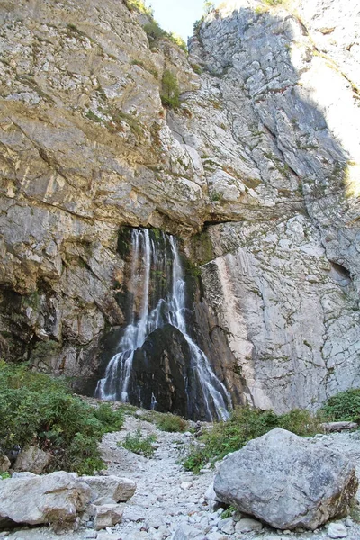 Bela Cachoeira Gegsky Fluindo Penhasco Nas Montanhas Cáucaso Dia Outono — Fotografia de Stock