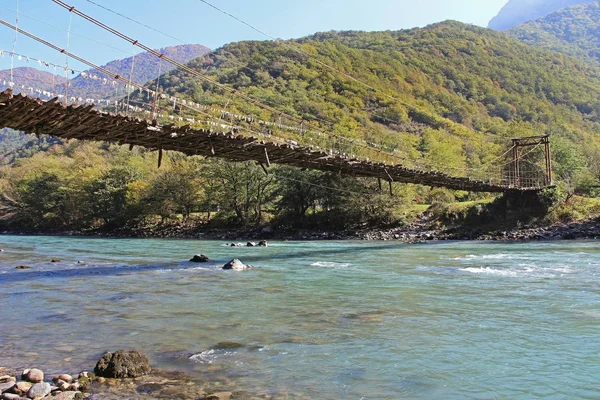 Lungo Ponte Sospeso Pedonale Sul Fiume Bzyb Una Soleggiata Giornata — Foto Stock