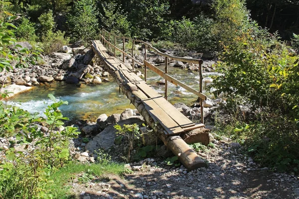 Prachtig Uitzicht Van Houten Brug Rivier Van Berg Herfst Berg — Stockfoto