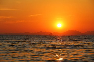 Gün batımında Andaman Denizi'nin güzel manzara. Tayland.