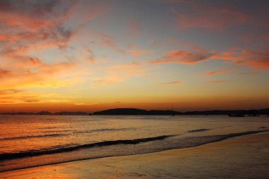 Gün batımında Andaman Denizi'nin güzel manzara. Tayland.