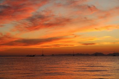 Gün batımında Andaman Denizi'nin güzel manzara. Tayland.