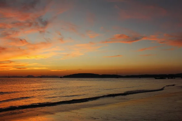 Beautiful view of the Andaman Sea at sunset. Thailand. — Stock Photo, Image