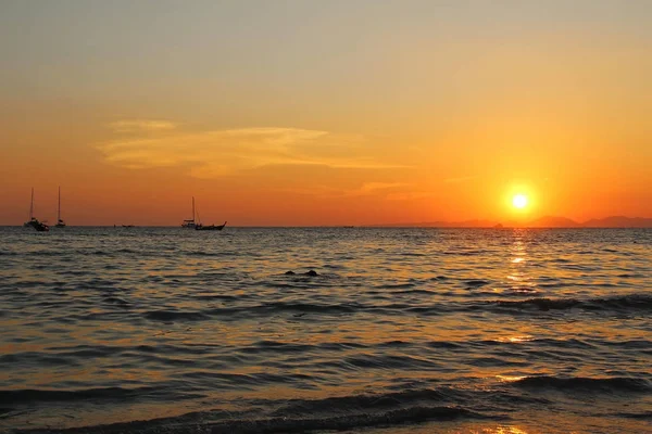 Beautiful view of the Andaman Sea at sunset. Thailand. — Stock Photo, Image