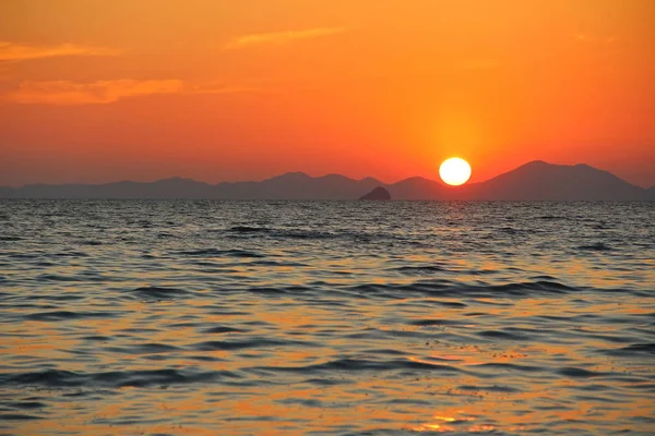 Beautiful view of the Andaman Sea at sunset. Thailand. — Stock Photo, Image