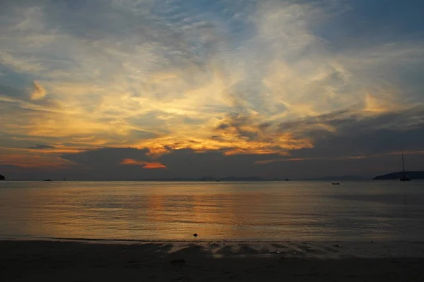 Belle vue sur la mer d'Andaman au coucher du soleil. Thaïlande . — Photo