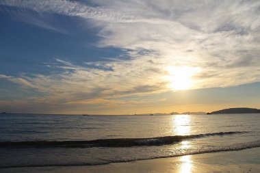 Gün batımında Andaman Denizi'nin güzel manzara. Tayland.