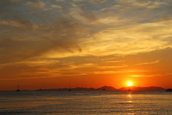 Beautiful view of the Andaman Sea at sunset. Thailand. — Stock Photo, Image