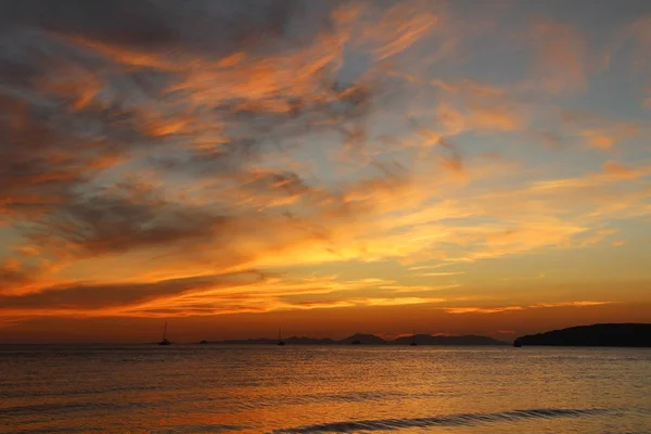 Beautiful view of the Andaman Sea at sunset. Thailand. — Stock Photo, Image