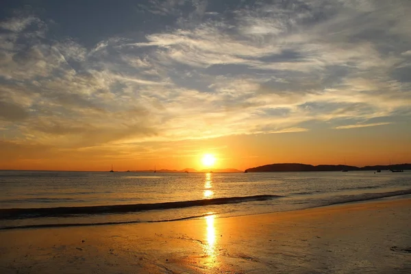 Beautiful view of the Andaman Sea at sunset. Thailand. — Stock Photo, Image