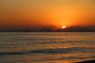 Gün batımında Andaman Denizi'nin güzel manzara. Tayland.