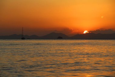 Gün batımında Andaman Denizi'nin güzel manzara. Tayland.