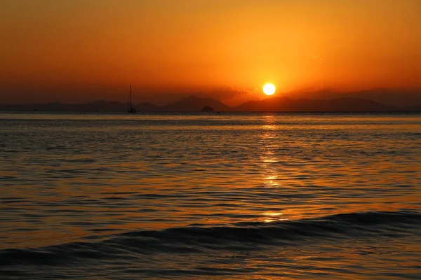 Schöne Aussicht auf das andamanische Meer bei Sonnenuntergang. Thailand. — Stockfoto