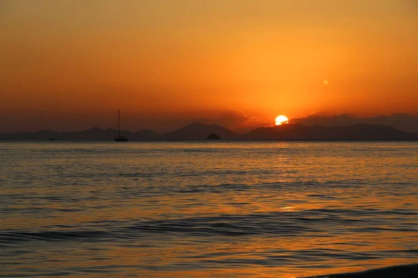 Beautiful view of the Andaman Sea at sunset. Thailand. — Stock Photo, Image