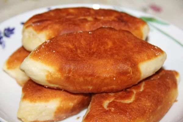 Tradisional Rusia atau Ukraina buatan sendiri pirozhki. Pai goreng atau roti . — Stok Foto