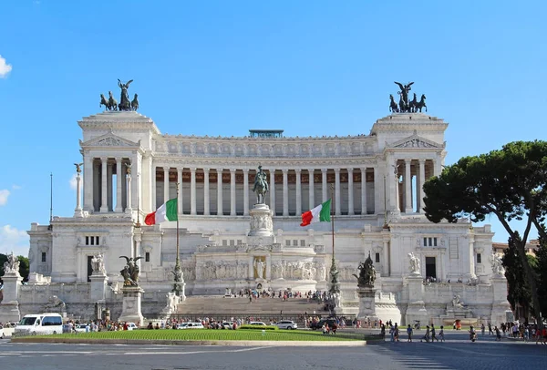 Rome, Italie - 21 août 2015 : Vue panoramique du musée le Monument Vittorio Emanuele II également connu sous le nom de Vittoriano ou Altare della Patria sur la Piazza Venezia à Rome . — Photo