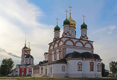 Trinity-Sergius Varnitsky manastırı eteklerinde şehir Rostov Varnitsa Köyü, Yaroslavl bölgesi içinde Radonezhsky Katedrali Sergius.