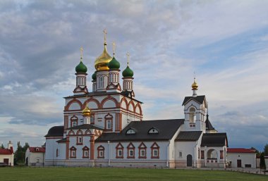 Trinity-Sergius Varnitsky manastırı eteklerinde şehir Rostov Varnitsa Köyü, Yaroslavl bölgesi içinde Radonezhsky Katedrali Sergius.