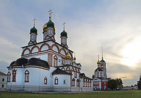 De Sergius van Radonezh kathedraal in het Trinity-Sergius Varnitsky klooster op de rand van de stad van Rostov in het dorp van Varnitsa, Yaroslavl regio. — Stockfoto