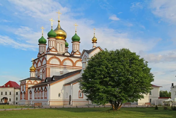 De Sergius van Radonezh kathedraal in het Trinity-Sergius Varnitsky klooster op de rand van de stad van Rostov in het dorp van Varnitsa, Yaroslavl regio. Rechtenvrije Stockfoto's