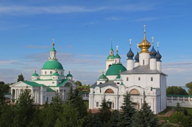 Spaso-Yakovlevsky mimari topluluğu (Aziz Jacob kurtarıcı) manastır yaz gününde, Rostov Velikiy, Rusya.
