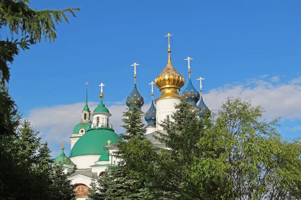 Koepels van de kathedralen van Spa's-Yakovlevsky (St. Jacob redder) klooster in een zomerse dag, Rostov Velikiy, Rusland. — Stockfoto