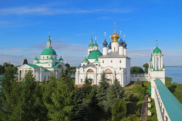 Arkitektonisk ensemble av Spaso-Yakovlevsky (St. Jacob Frälsare) kloster från sydvästra tornet på en sommar dag, Rostov Velikiy, Ryssland. — Stockfoto