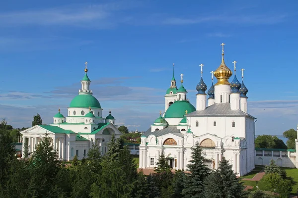 Architectonisch ensemble van kuuroorden-Yakovlevsky (St. Jacob redder) klooster in een zomerdag, Rostov Velikiy, Rusland. — Stockfoto