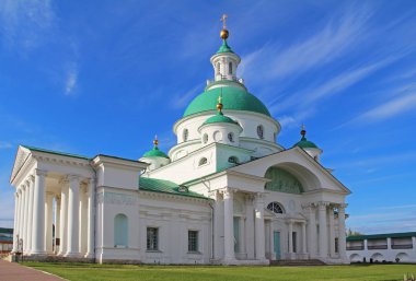 Spaso-Yakovlevsky Dimitriev (Aziz Jacob kurtarıcı) manastır dimitrievsky Katedrali bir yaz gününde, Rostov Velikiy, Rusya.