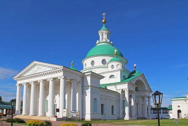 Dimitrievsky kathedraal van de Spa's-Yakovlevsky Dimitriev (St. Jacob redder) klooster in een zomerse dag, Rostov Velikiy, Rusland. — Stockfoto