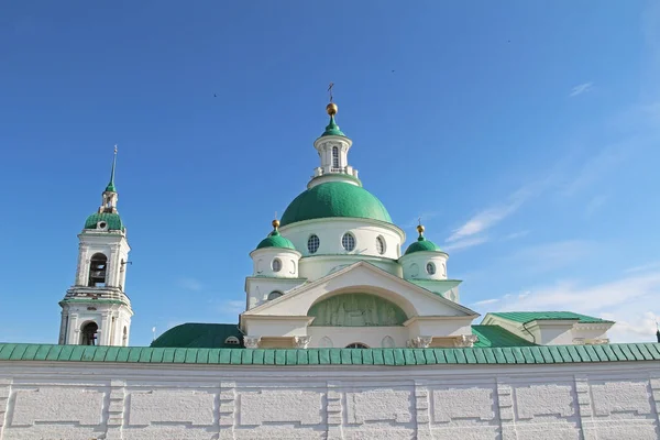 Dimitrievsky kathedraal van de Spa's-Yakovlevsky Dimitriev (St. Jacob redder) klooster in een zomerse dag, Rostov Velikiy, Rusland. — Stockfoto