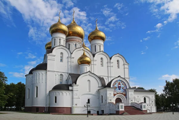 De kathedraal van de veronderstelling van de Russische orthodoxe kerk, Yaroslavl. Gouden ring van Rusland. — Stockfoto